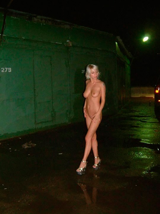 Русская девушка голая на фоне гаражей